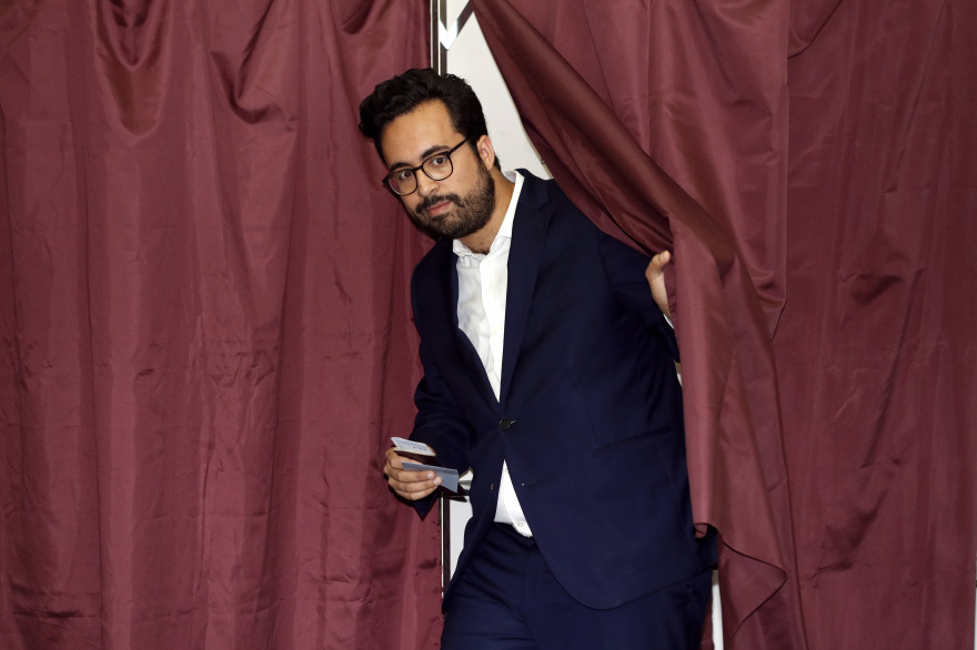 Candidat à Paris, secrétaire d'État du Numérique, Mounir Mahjoubi a voté dans un bureau du XIXe arrondissement de Paris