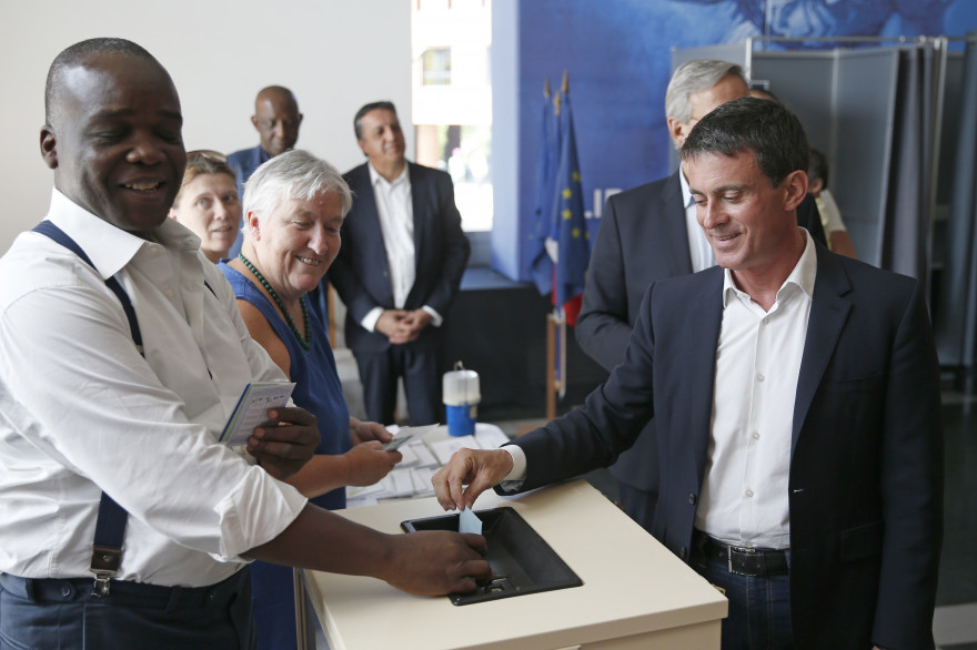 L'ancien premier ministre, Manuel Valls, a voté à Évry où il est candidat