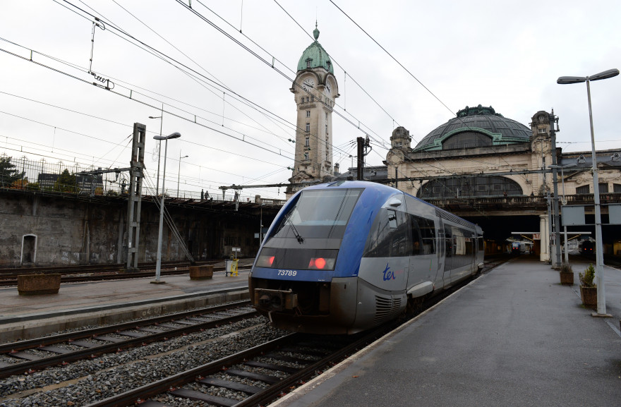 Un TGV arrive à la gare de Limoges.