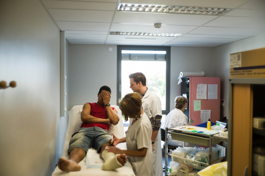 Un médecin prend en charge un patient à l'hôpital d'Argenteuil, en juillet 2013