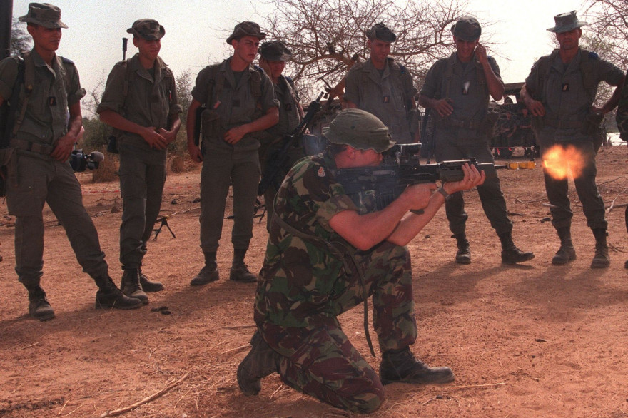 Un instructeur montre le fonctionnement d'un fusil à des militaires français à Dakar.