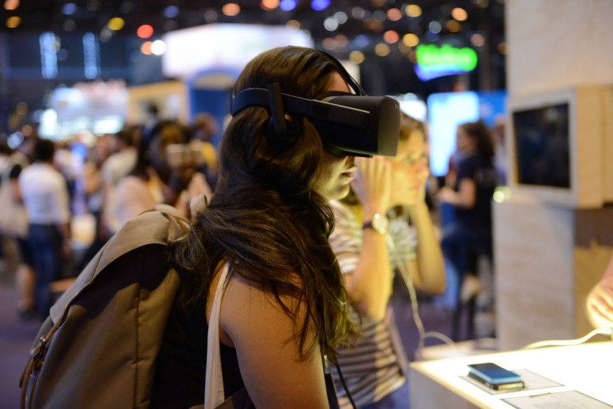 De nombreux stands proposent des expériences en réalité virtuelle