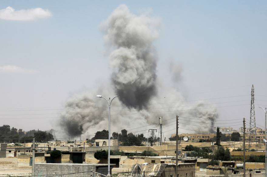 Un bombardement de la coalition le 18 juin 2017 à Raqa en Syrie.