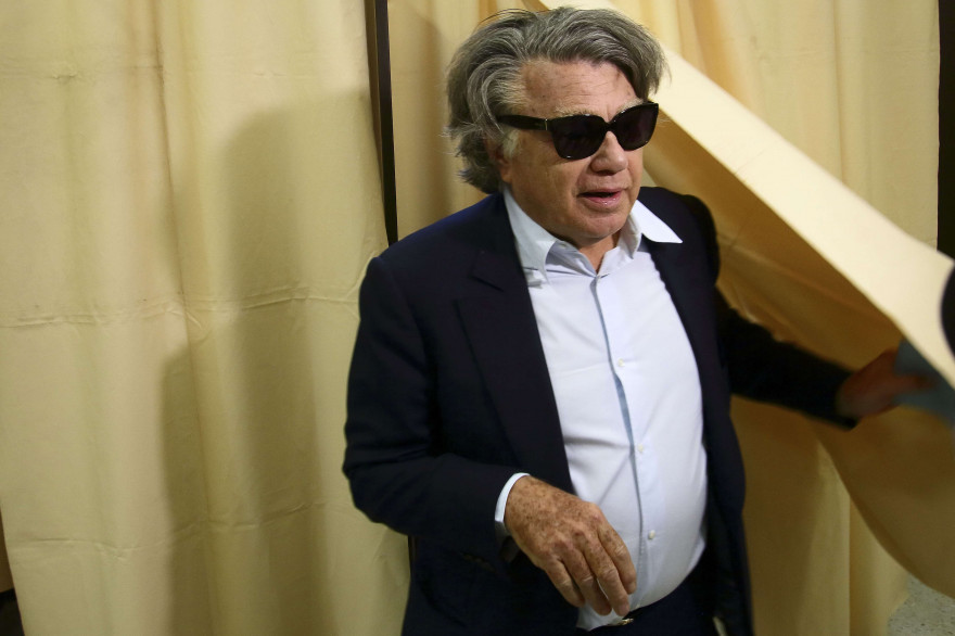 Gilbert Collard au bureau de vote de Gallician, près de Vauvert, le 18 juin 2017.