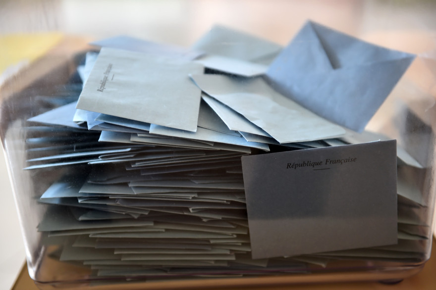 Des bulletins de vote dans une urne, au second tour des législatives le 18 juin 2017
