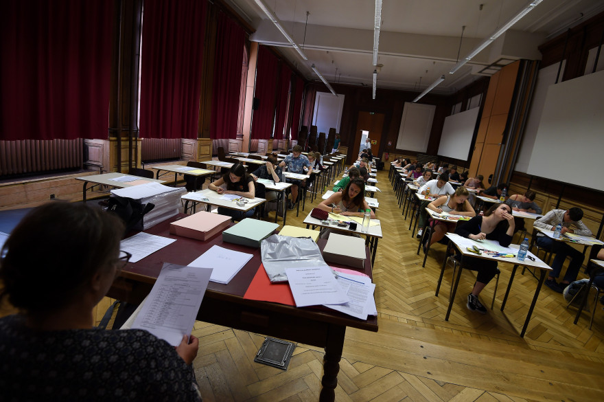 Des élèves passant le baccalauréat