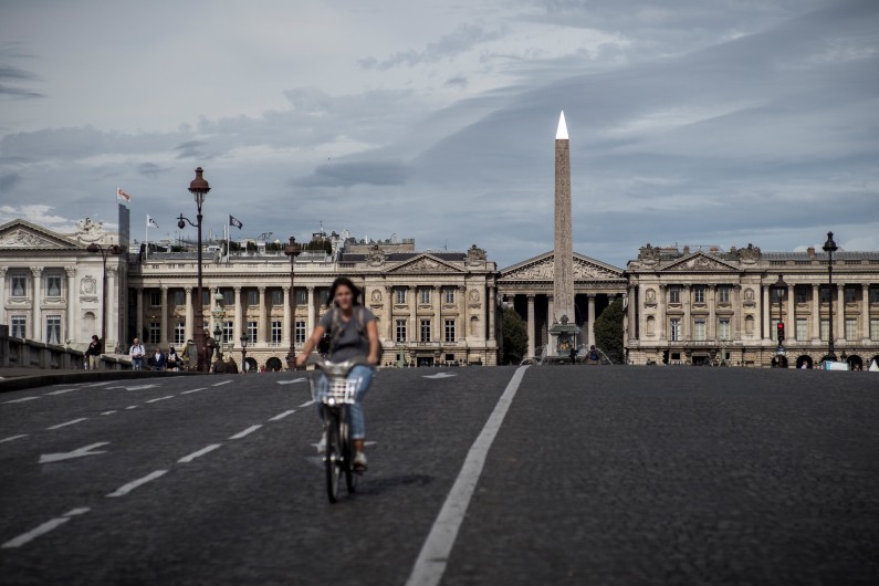 Une femme, à vélo, le 27 septembre 2016, lors de la deuxième édition de la journée sans voiture.