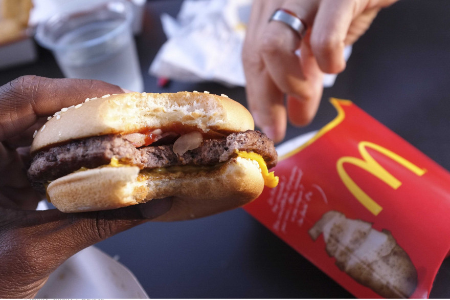 Un hamburger de l'enseigne McDonald's