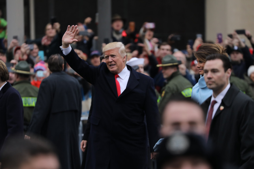 Donald et Melania Trump poursuivent la parade au contact de la foule ce vendredi 20 janvier dans les rues de Washington.
