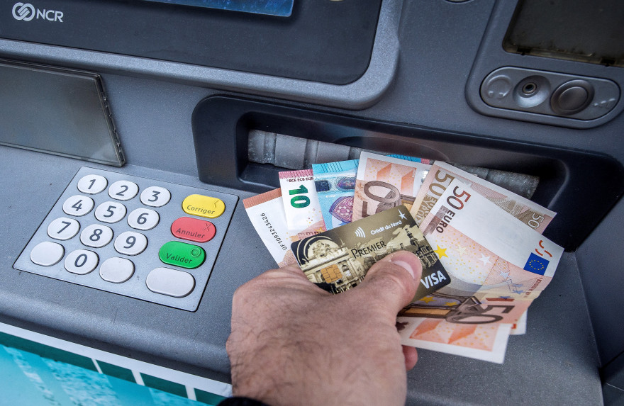 Un Français retirant de l'argent au distributeur
