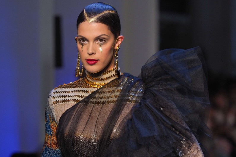 Iris Mittenaere a défilé pour Jean-Paul Gaultier