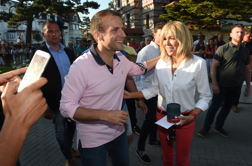 Le couple Macron n'hésite pas à s'afficher tout en décontraction au Touquet, le 17 juin 2017