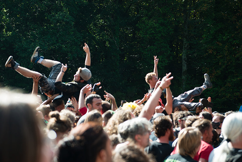 Des festivaliers font un slam lors d'un concert (illustration)