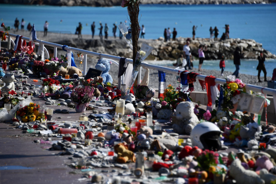 Hommage aux victimes de l'attentat du 14 juillet sur la promenade des Anglais à Nice, trois mois après l'attaque