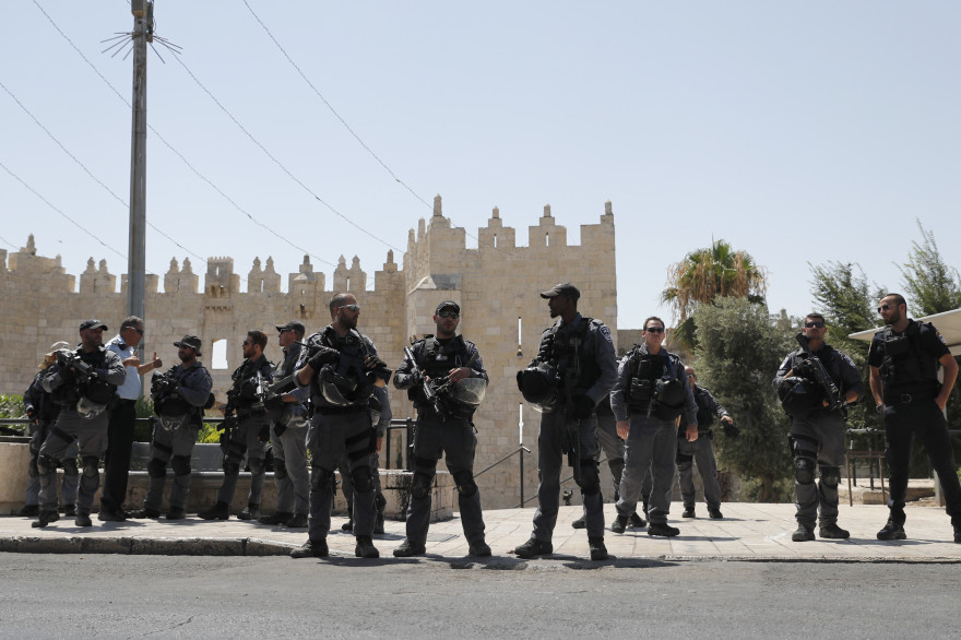 Des forces de sécurités israéliennes déployées à Jérusalem le 14 juillet 2017.