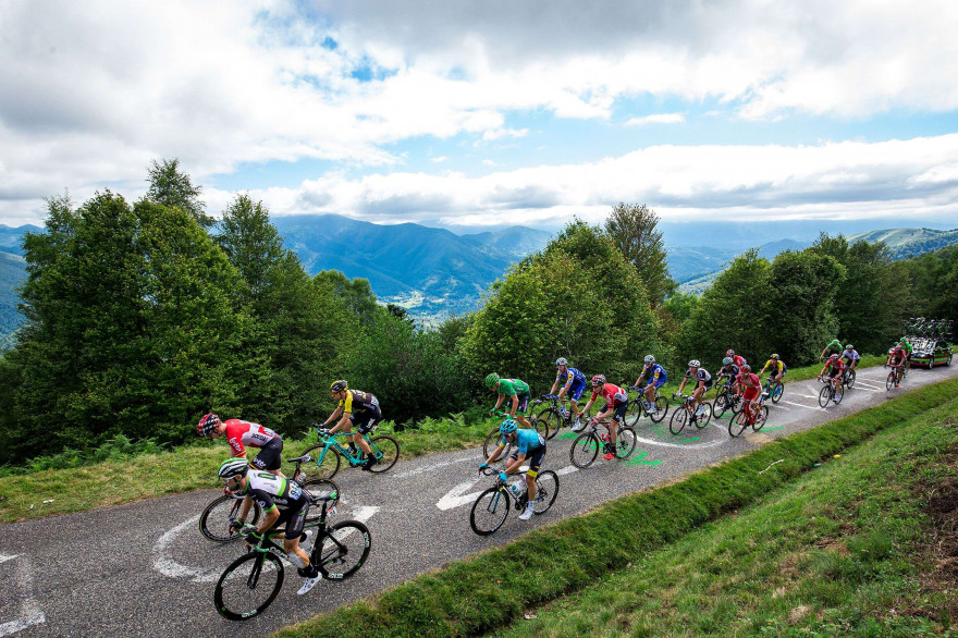 Des cyclistes du Tour dans le mur de Péguère, vendredi 14 juillet 2017