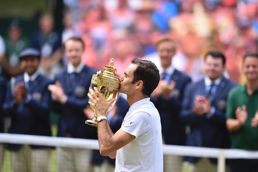 Roger Federer avec le trophée de Wimbledon le 16 juillet 2017.