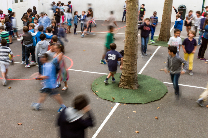 La cour de récréation d'une école primaire (illustration).