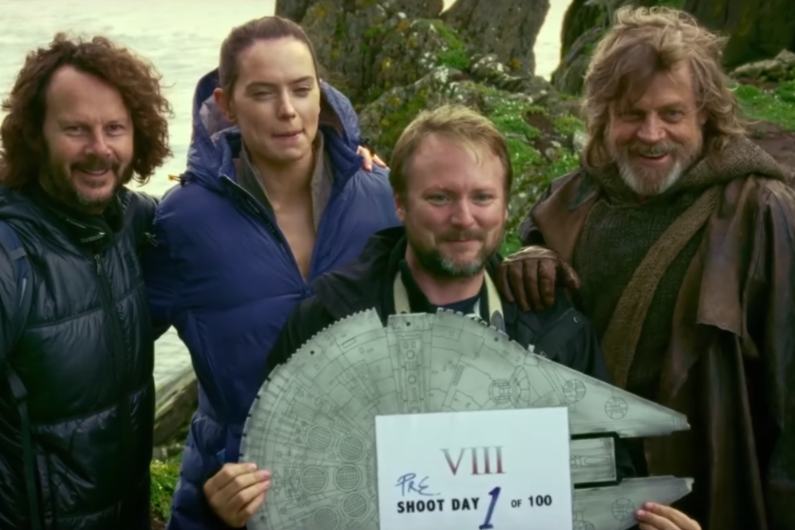 Rian Johnson, Mark Hamill et Daisy Ridley sur le tournage de "Star Wars 8"