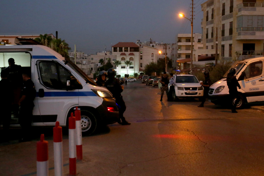 Des forces de sécurité jordaniennes devant l'ambassade israélienne à Amman le 23 juillet 2017