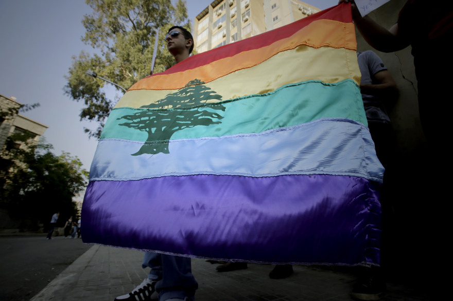 Un manifestant lors d'un défilé contre l'homophobie.