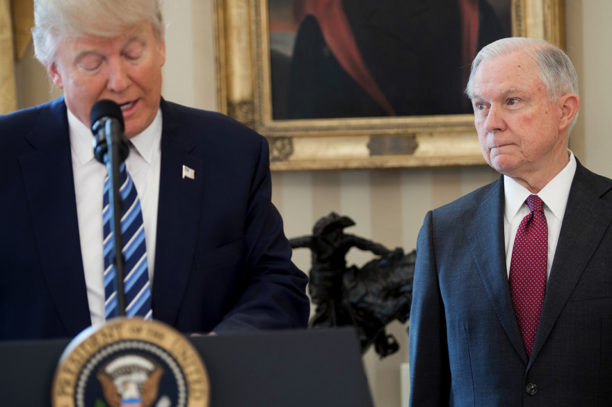 Donald Trump et Jeff Sessions, le 9 février 2017 à Washington DC
