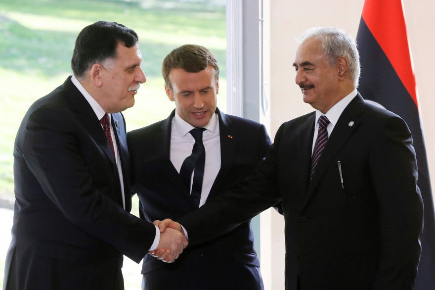 Emmanuel Macron entouré des responsables libyens Fayez al-Sarraj et Khalifa Haftar, le 25 juillet 2017