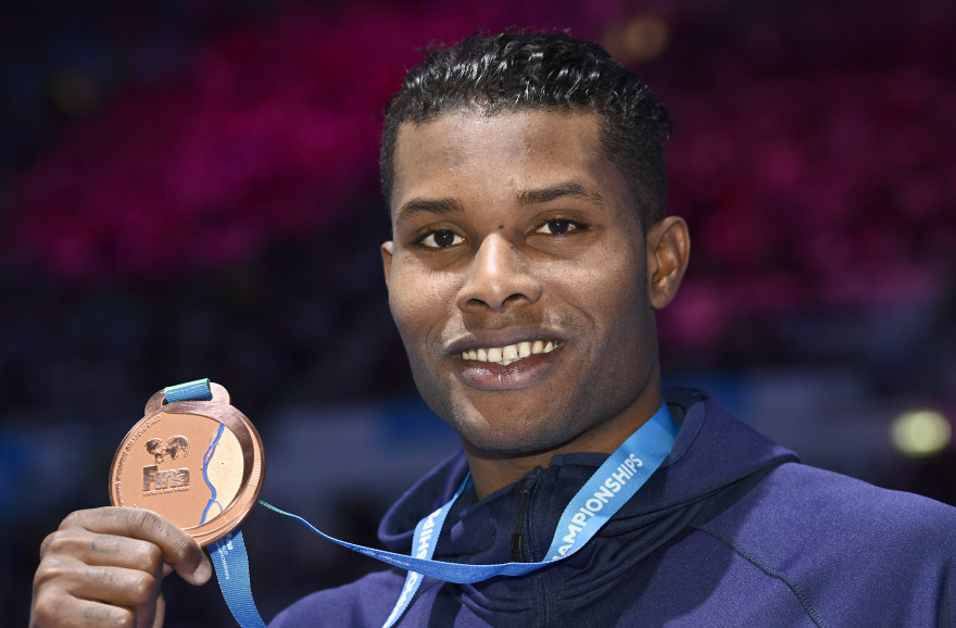 Le nageur français Mehdy Metella sur le podium du 100 mètres nage libre aux championnats du monde de Budapest le 27 juillet 2017