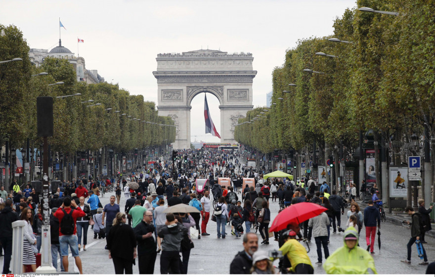 Les Parisiens ont investi les Champs-Élysées.