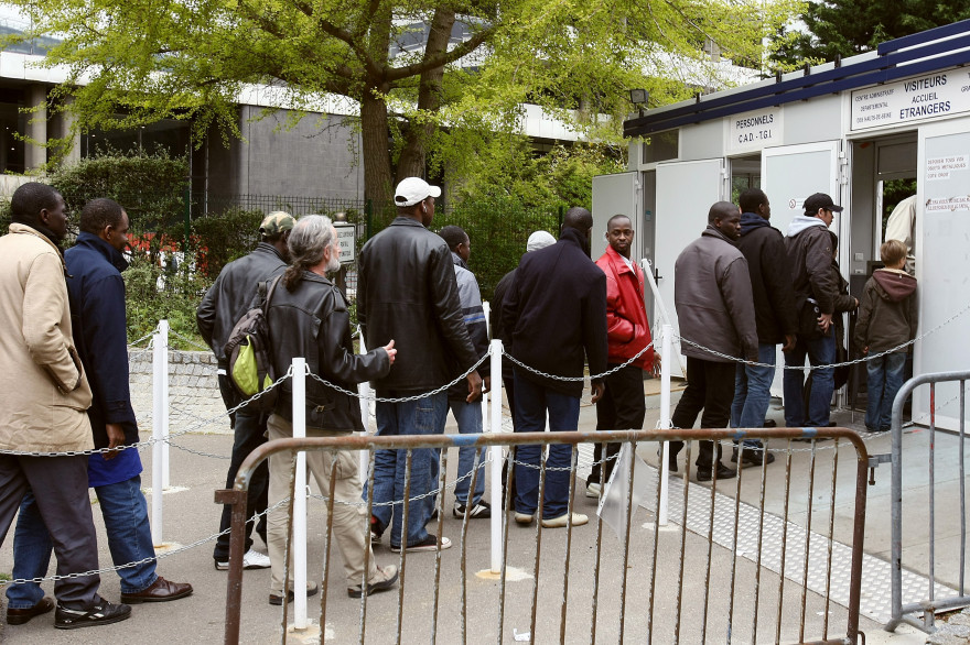 Des immigrés font la queue pour déposer un dossier de demande de régulation à la préfecture de Nanterre.