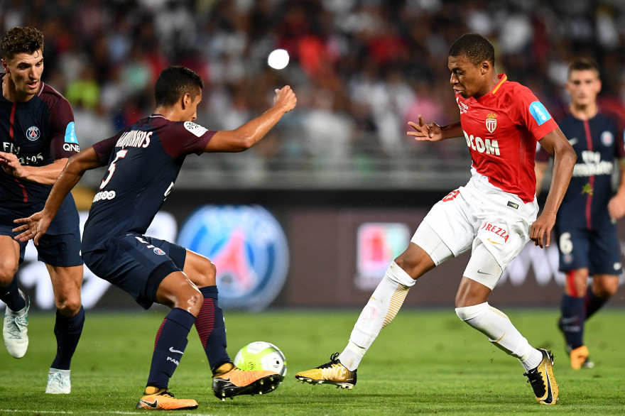 Kylian Mbappé face à Marquinhos, lors de PSG-Monaco à Tanger le 29 juillet 2017