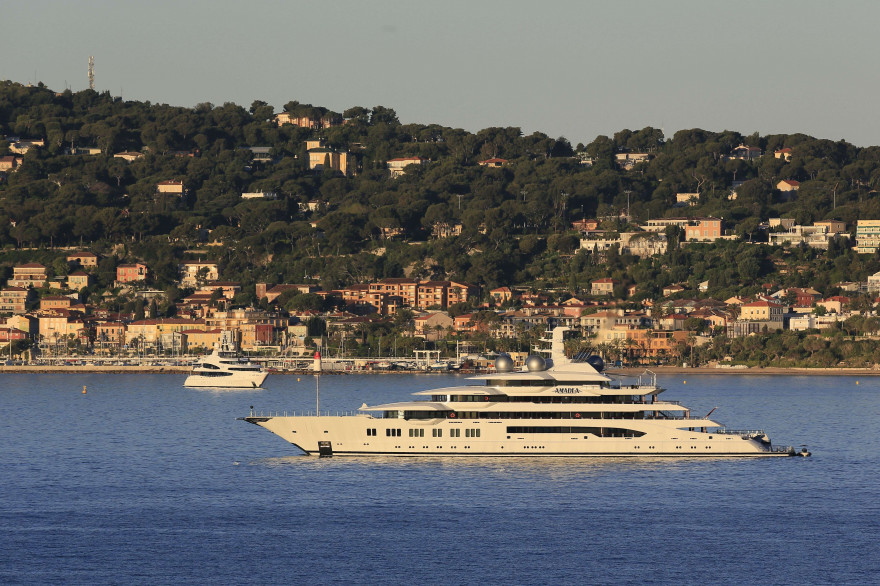 Un yacht passe devant la cote d'Azur en mai 2017 (Illustration)
