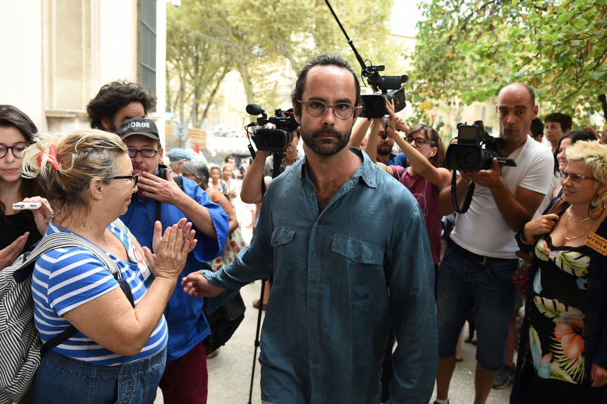 Cédric Herrou à l'extérieur du tribunal d'Aix-en-Provence, le 8 août 2017