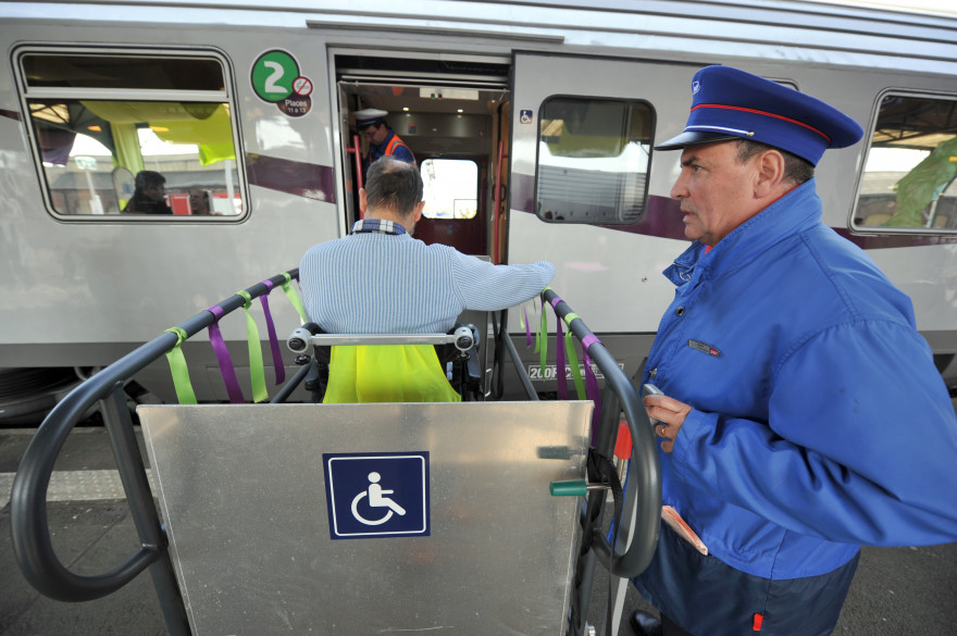 Une personne handicapée a vu son parcours rallonger de 1.000 km après que la SCNF l'a oubliée dans le train.