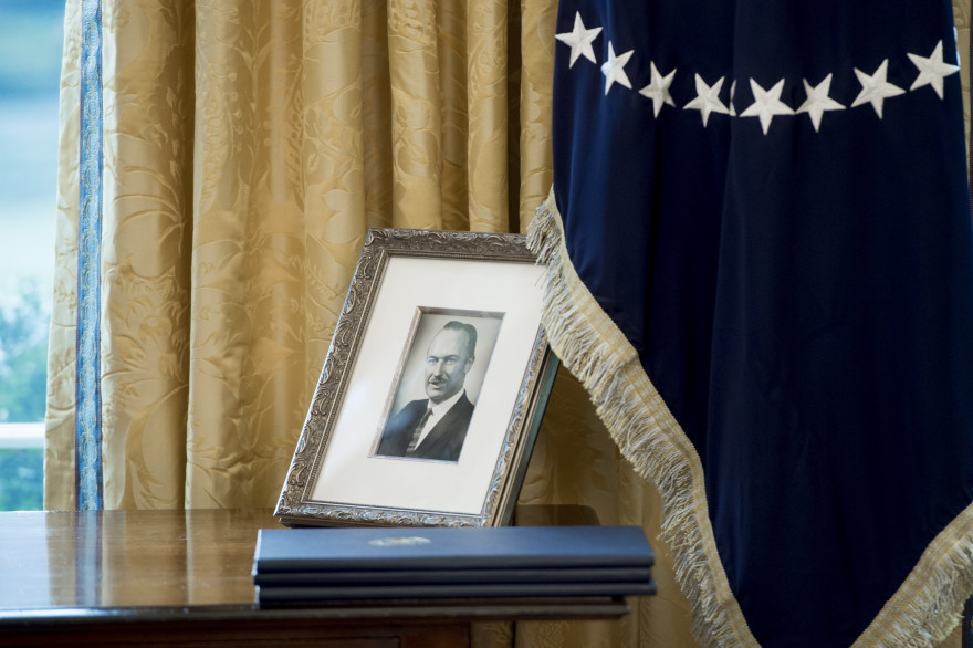 Une photographie de Fred Trump, père de Donald Trump, dans le Bureau ovale de la Maison-Blanche, le 9 février 2017