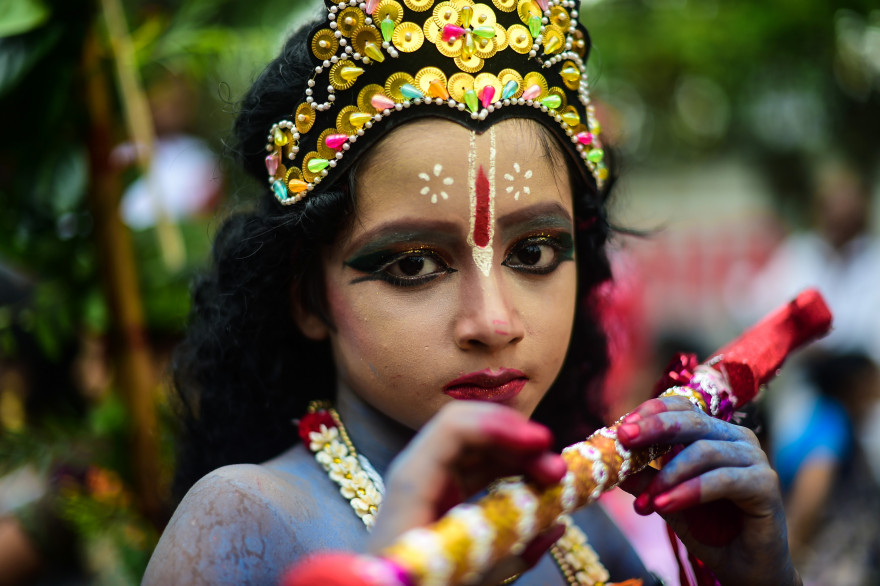 Bangladesh : une petite fille déguisée en dieu hindou