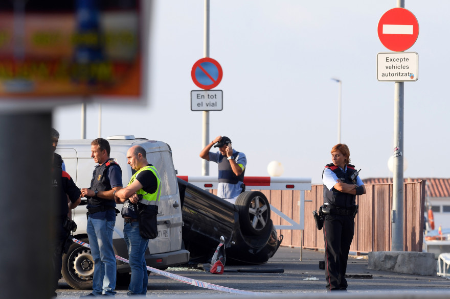 Les policiers espagnols à Cambrils où a eu lieu un attentat terroriste, le 18 août 2017
