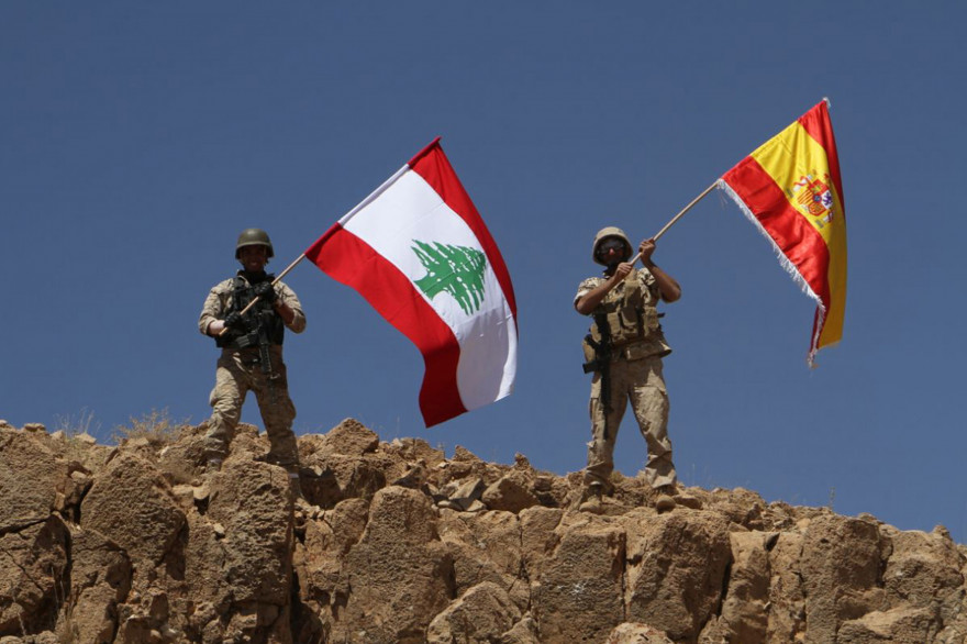 Des soldats libanais agitent un drapeau libanais et espagnol sur une position reprise à Daesh