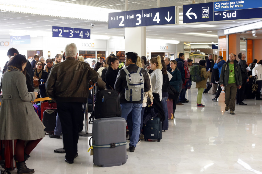 Des passagers à l'aéroport d'Orly, le 8 avril 2015