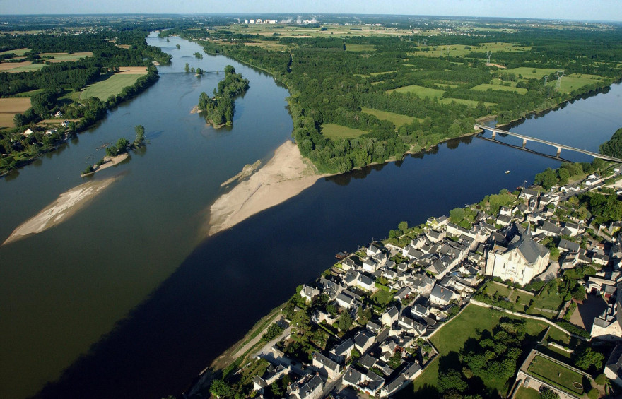 Une vue aérienne de la Loire et de la Vienne à hauteur de Candes-Saint-Martin, près de Chinon.