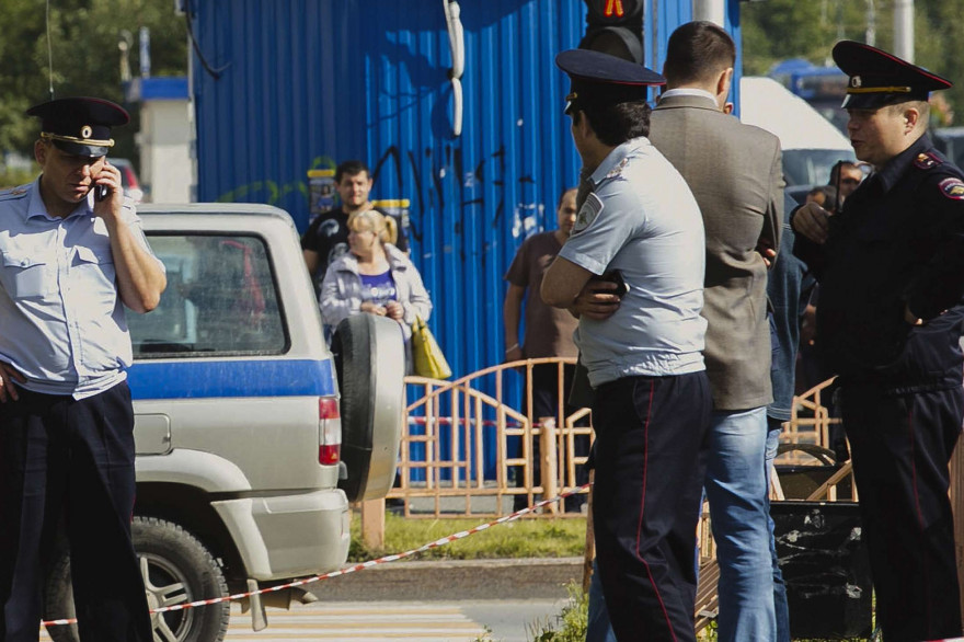 Des policiers russes après l'attaque au couteau qui a eu lieu à Sourgout en Sibérie le samedi 19 août 2017.