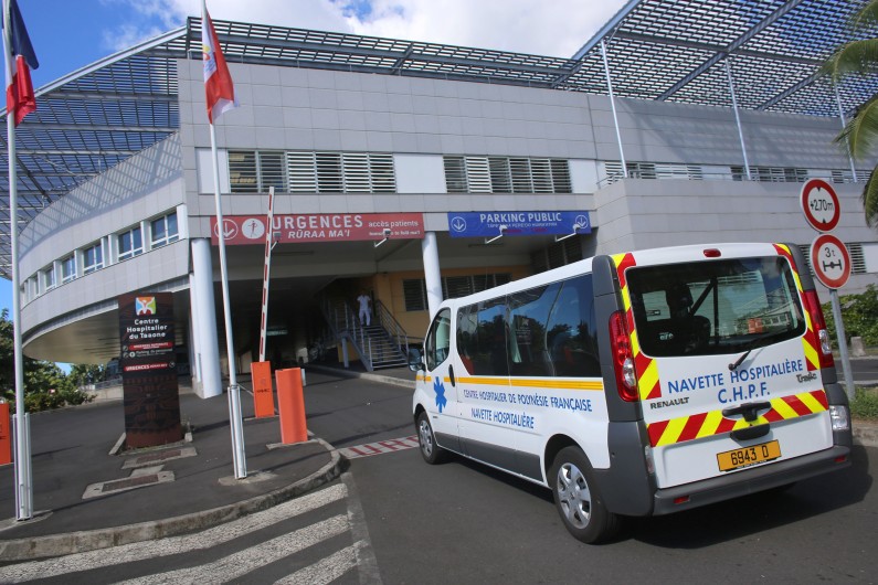 Une ambulance devant un centre hospitalier (illustration).