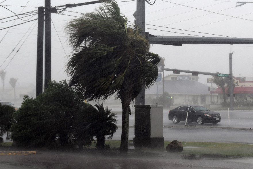 L'ouragan Harvey souffle sur les côtes américaines
