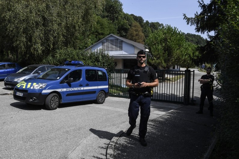 Les gendarmes devant le lieu de disparition de Maëlys à Pont-de-Beauvoisin en Isère.