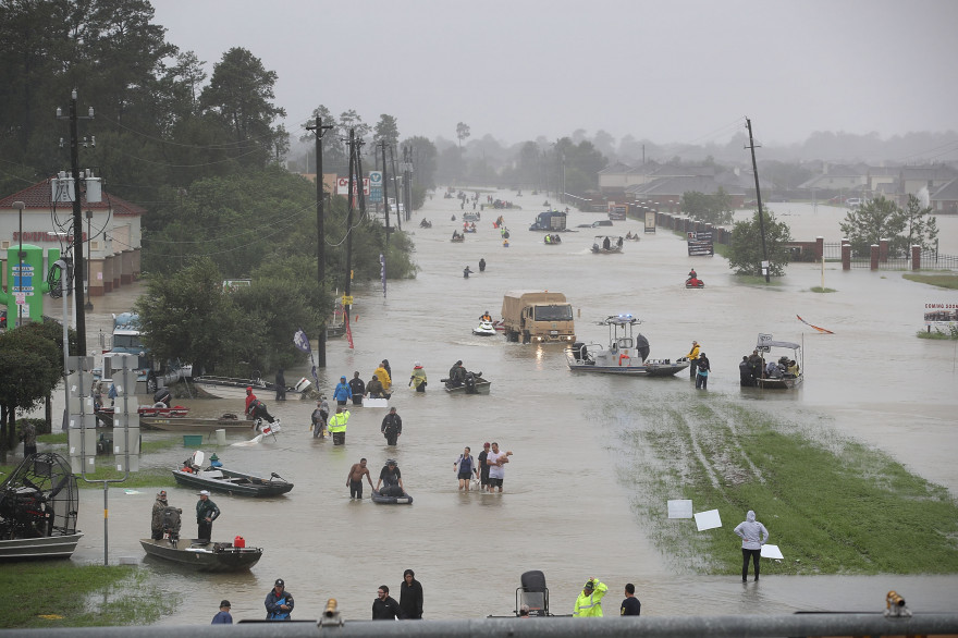 Des habitants dans une rue de Houston après le passage de l'ouragan Harvey