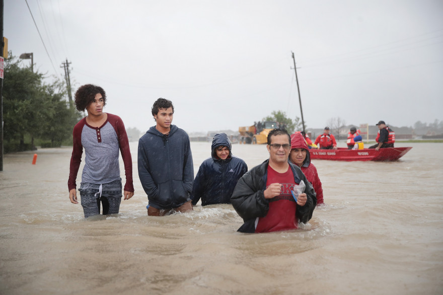 Des habitants dans les rues de Houston, après le passage de Harvey