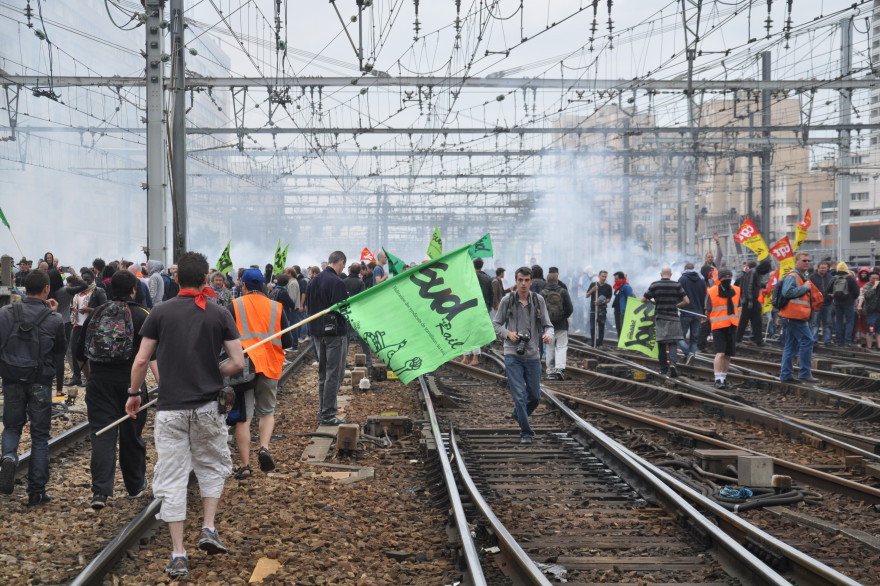 Des cheminots en grève sur les rails de la Gare Montparnasse à Paris mardi 17 juin 2014