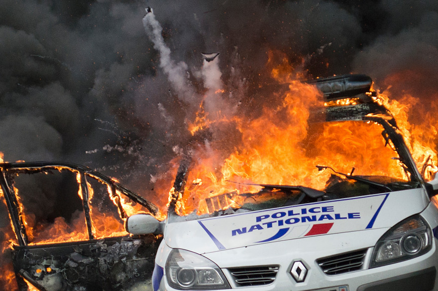 Une voiture de police, avec deux policiers à bord, incendiée à Paris