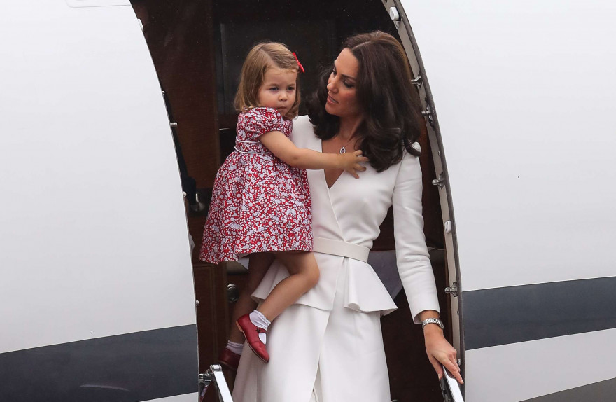 Kate Middleton descend de l'avion avec sa fille