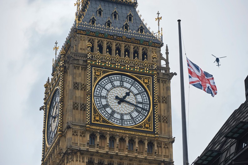 Un drapeau britannique devant Big Ben à Londres